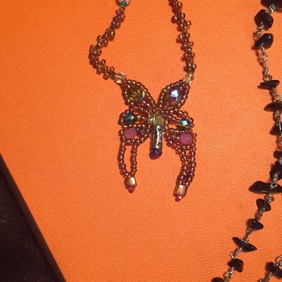 Two necklaces great condition - Picture 2 of 2